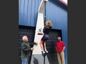 ultimate-rope-climber-girl-climbing-rope-machine